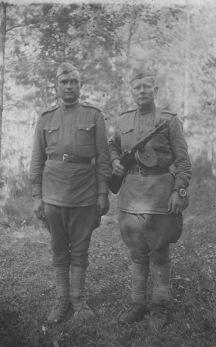 М. З. Агалаков с боевым товарищем, 06.08.1943 г. Фото из фонда Архивного отдела Администрации Тарского муниципального района Омской области.