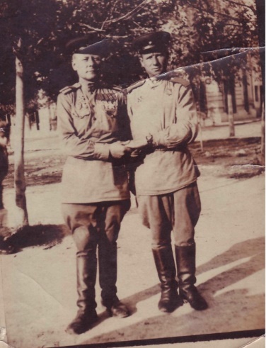 М.З. Агалаков с боевым товарищем, 1945 г. Фото из фонда Архивного отдела Администрации Тарского муниципального района Омской области