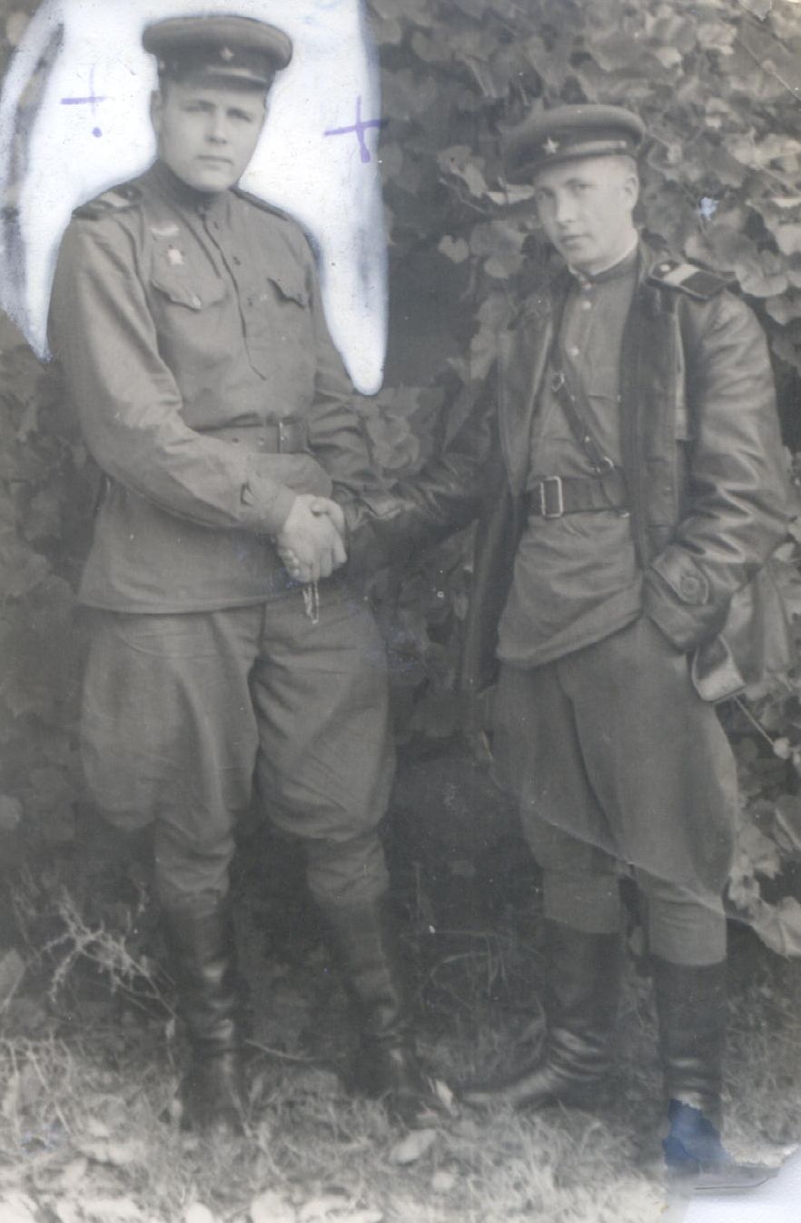 Ст. сержант Д. Бродников – слева, октябрь 1945 г.