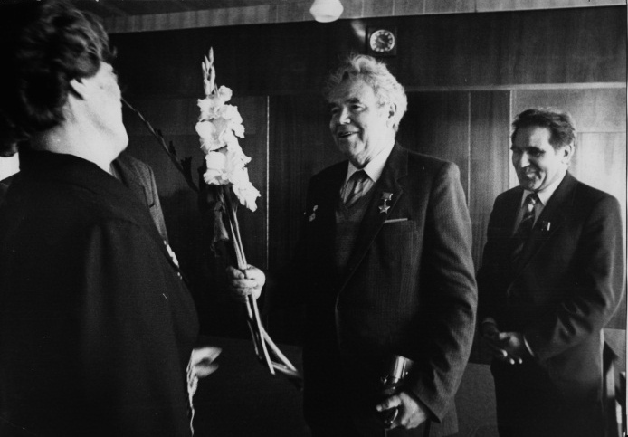 1985 г. Земляки встречают Героя Советского Союза С. П. Золотарёва. Фото из фонда Тарского историко-краеведческого музея